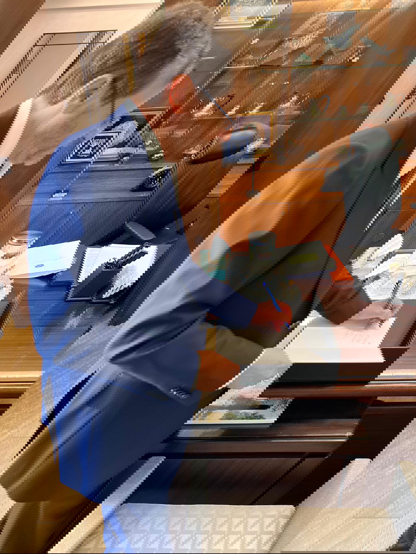 ״חבר, למעלה מחצי יובל״ | כשרב הסלבס  העניק לנשיא הרצוג את ספרו ׳גדולה שימושה׳