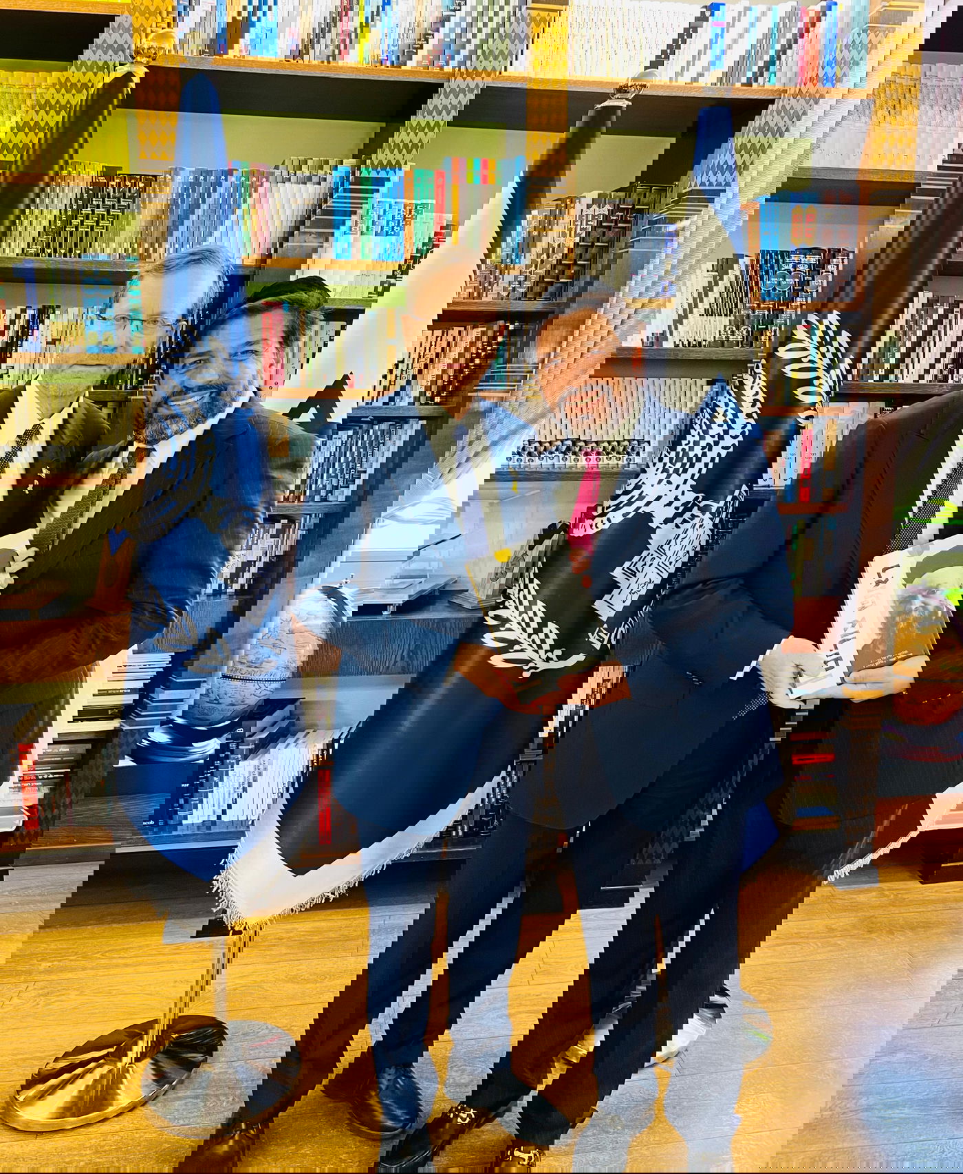 ״חבר, למעלה מחצי יובל״ | כשרב הסלבס  העניק לנשיא הרצוג את ספרו ׳גדולה שימושה׳