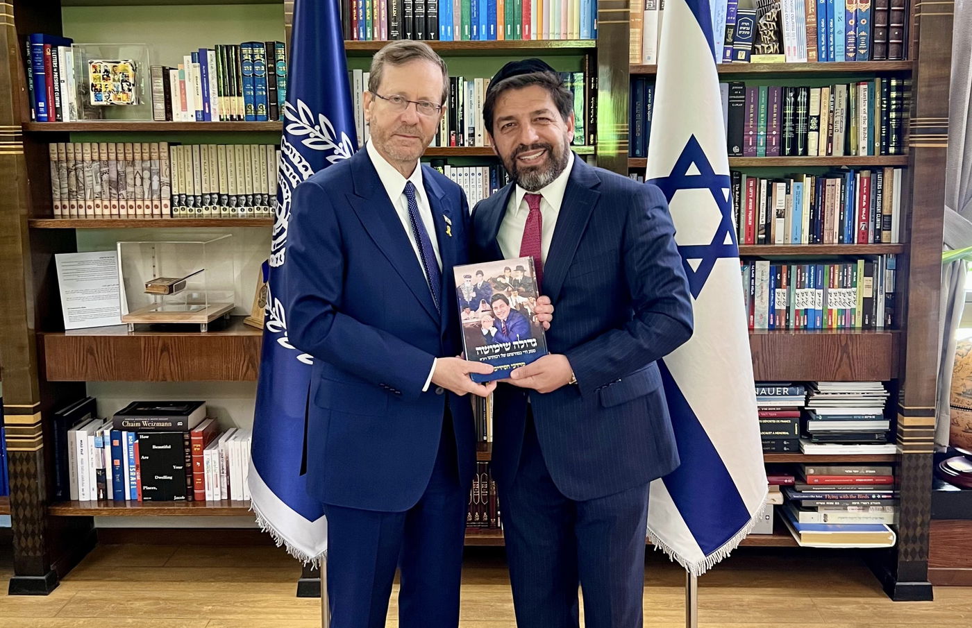 ״חבר, למעלה מחצי יובל״ | כשרב הסלבס  העניק לנשיא הרצוג את ספרו ׳גדולה שימושה׳
