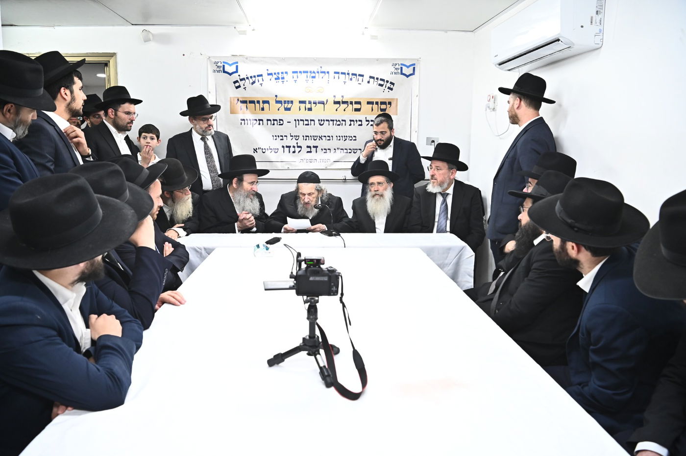 הגר"ד לנדו: "התשובה לרדיפת לומדי התורה היא פתיחת עוד כולל ועוד
כולל"