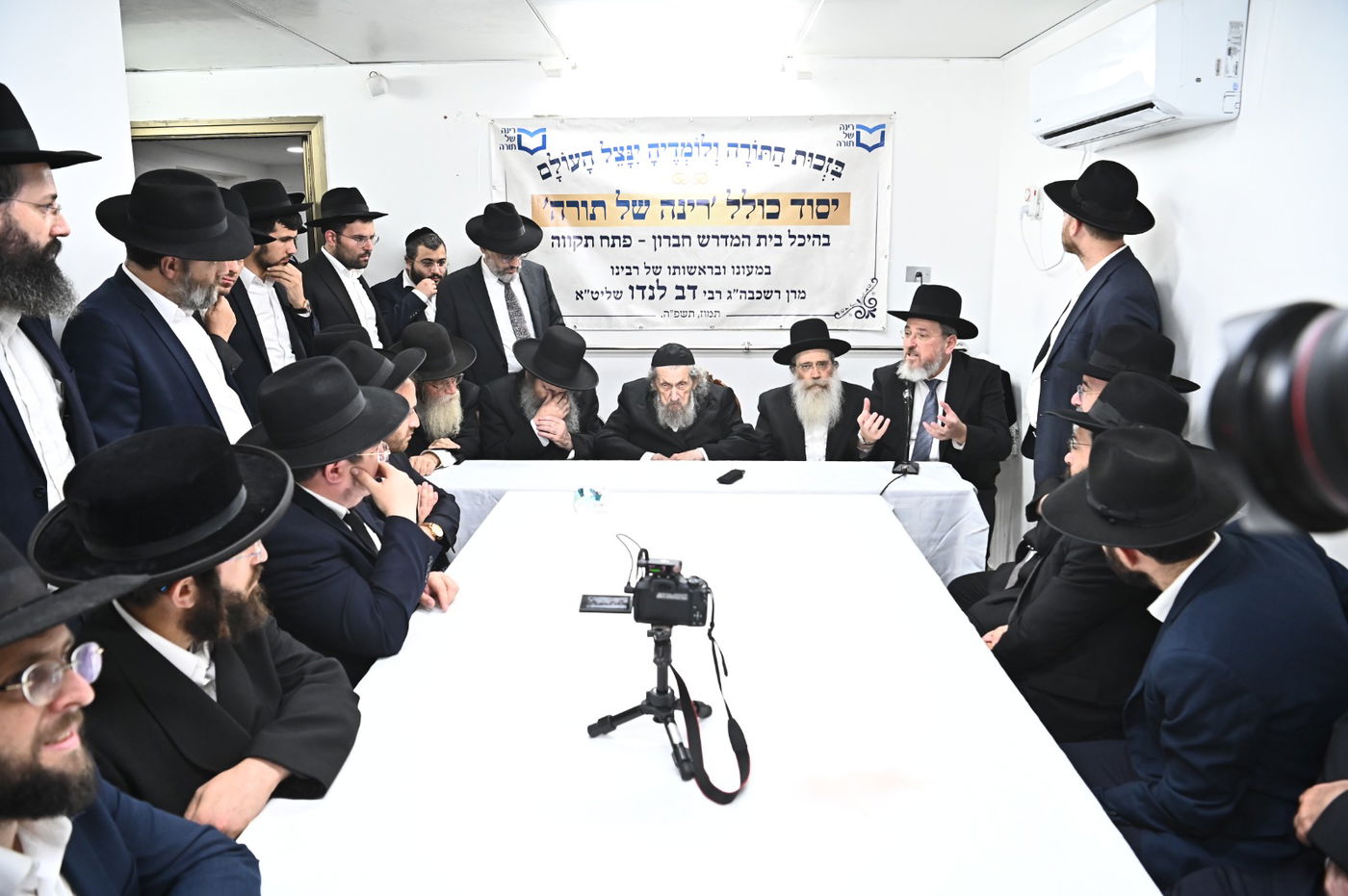 הגר"ד לנדו: "התשובה לרדיפת לומדי התורה היא פתיחת עוד כולל ועוד
כולל"