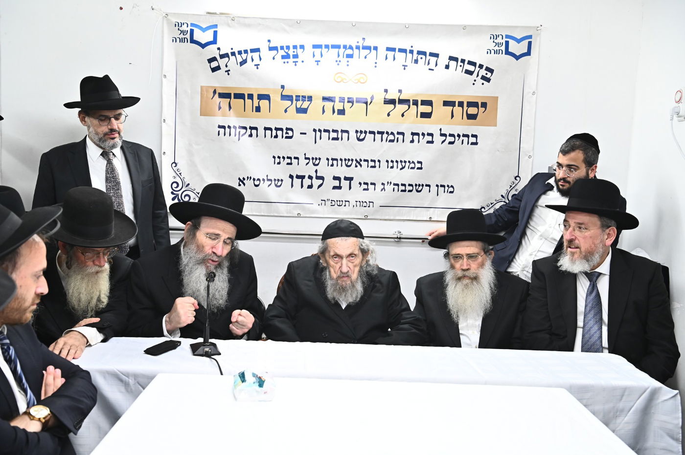 הגר"ד לנדו: "התשובה לרדיפת לומדי התורה היא פתיחת עוד כולל ועוד
כולל"