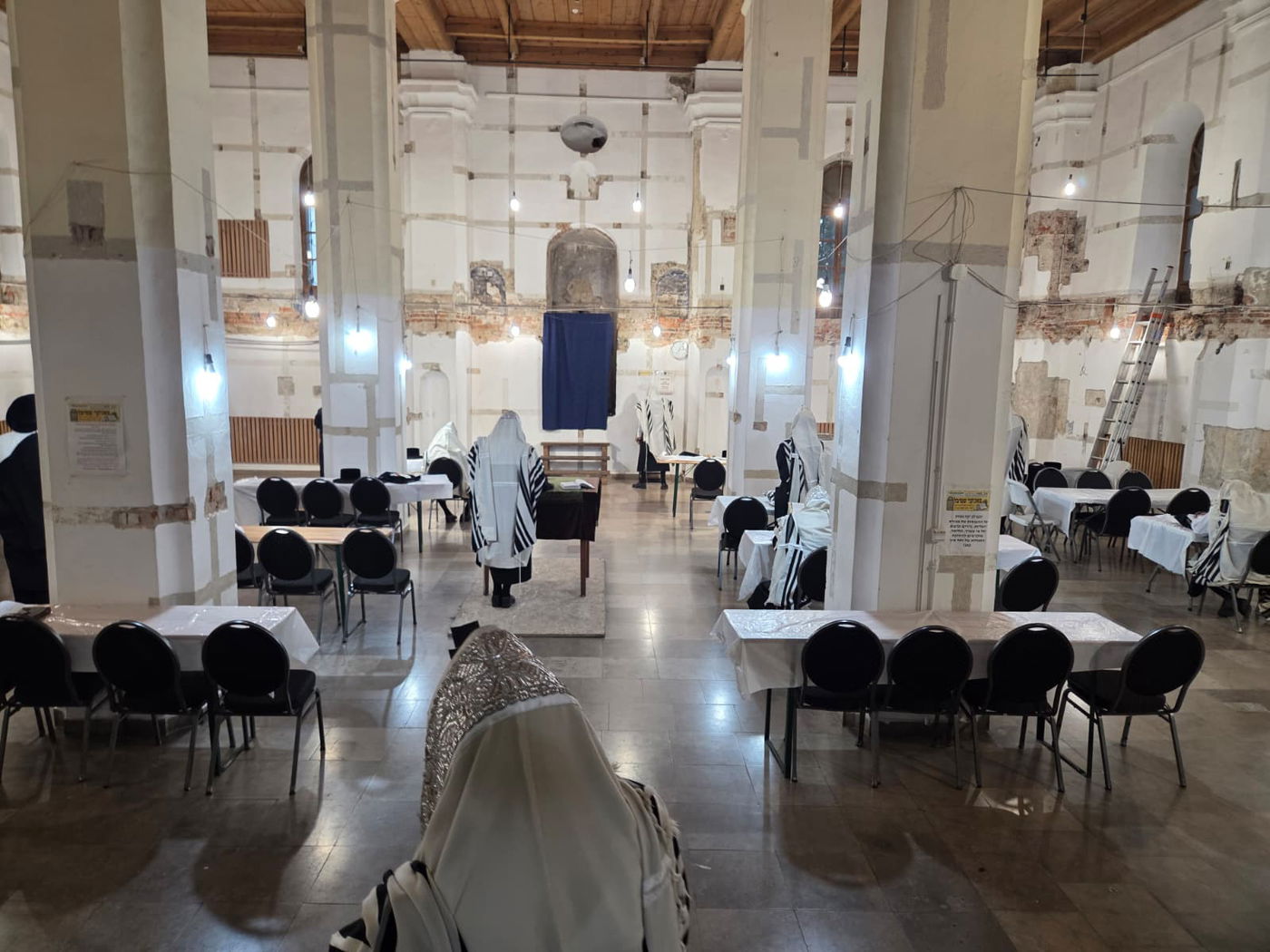 הגה"צ רבי יהושע רובין, בתפילת שחרית בבית הכנסת העתיק בצאנז