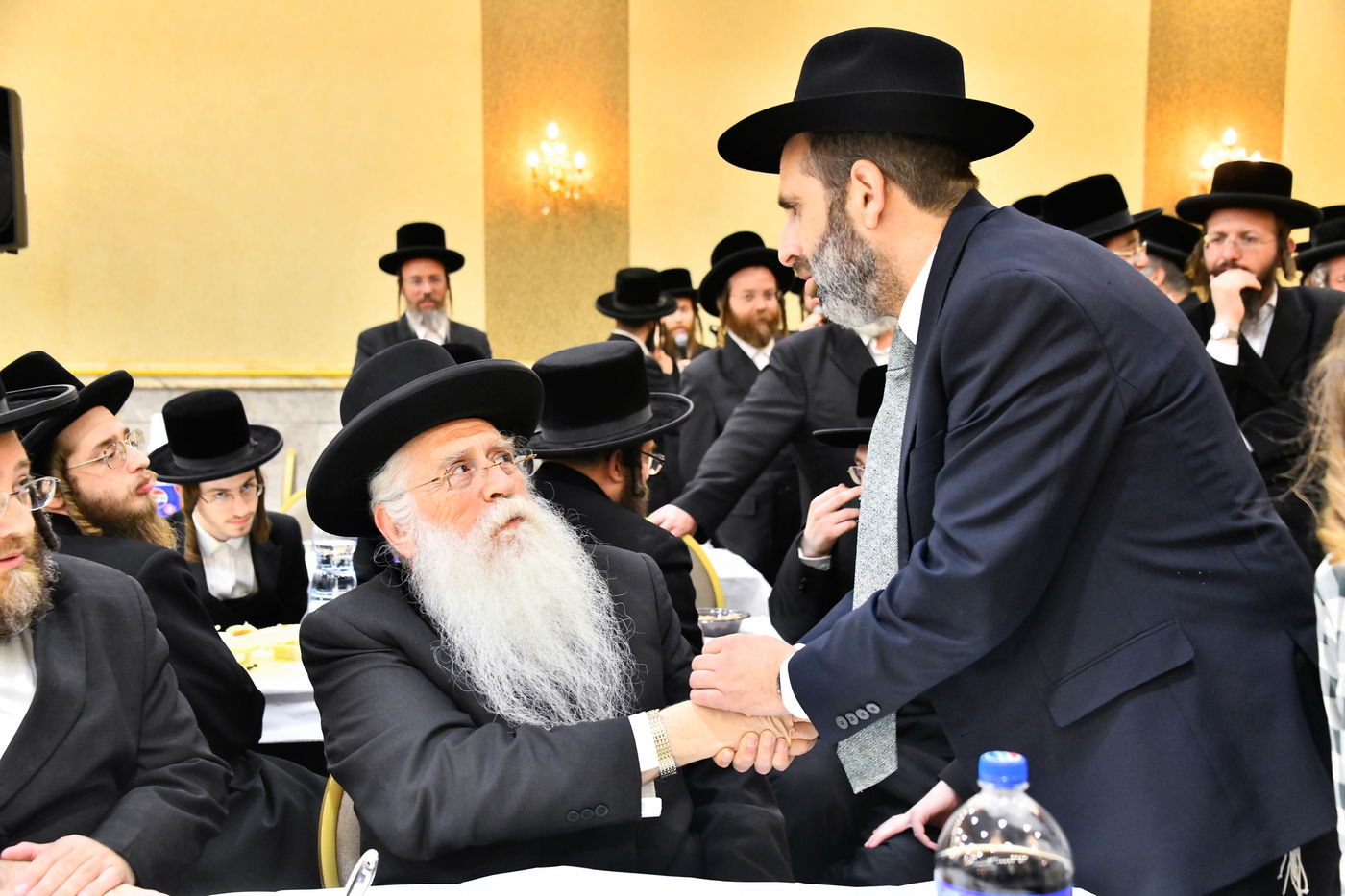 יהודה בוטבול בלחיצת יד למאיר פרוש בשמחה