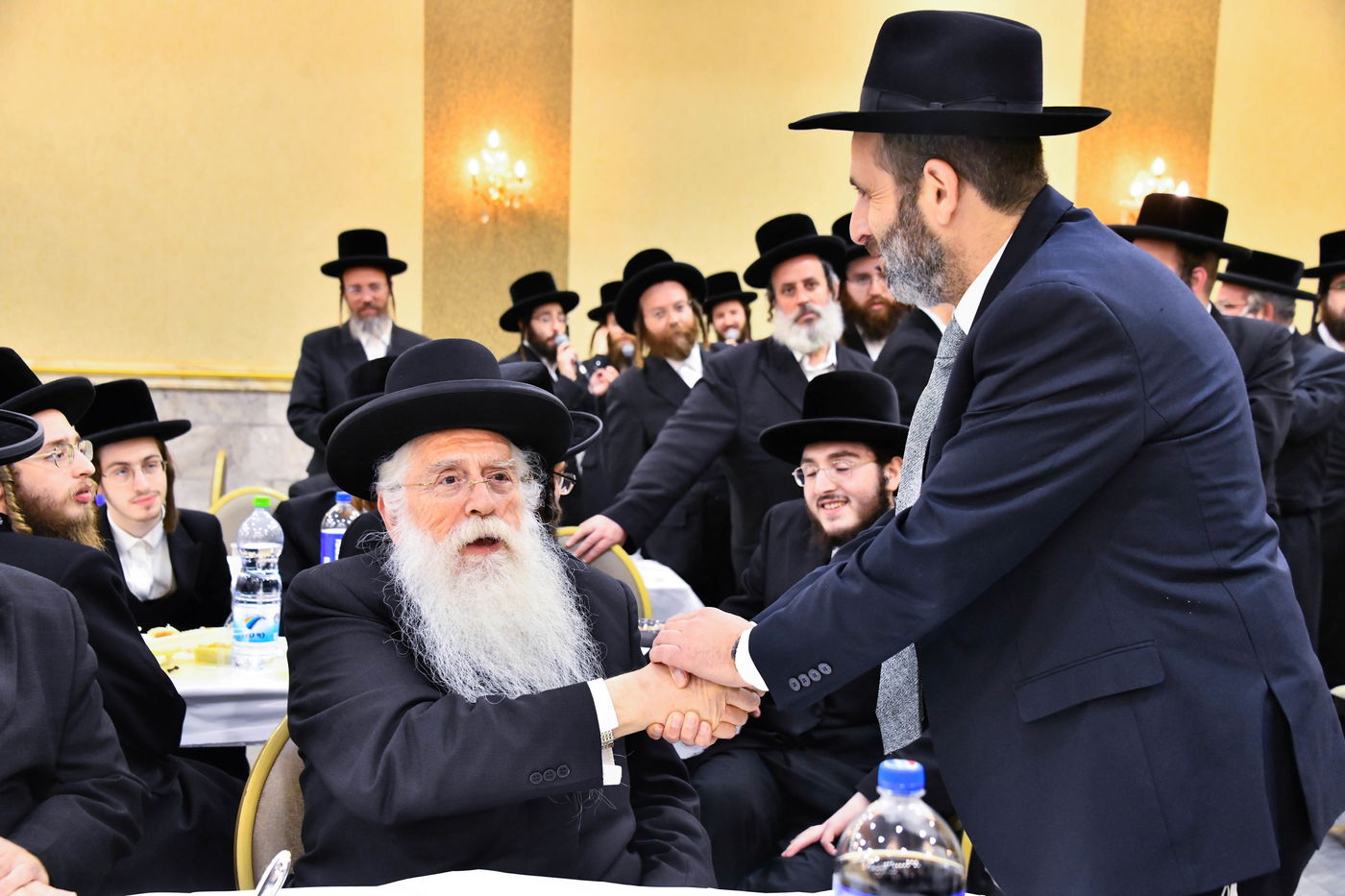 יהודה בוטבול בלחיצת יד למאיר פרוש בשמחה