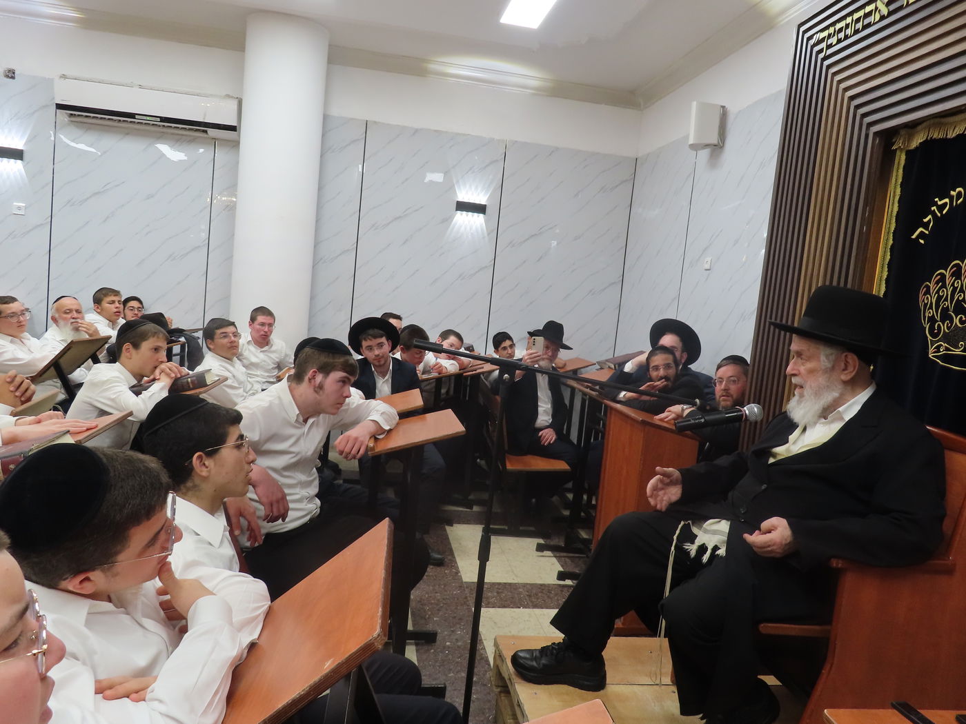 הילולת הגרי"ש אלישיב זצוק"ל אצל חתנו הגר"י זילברשטיין 