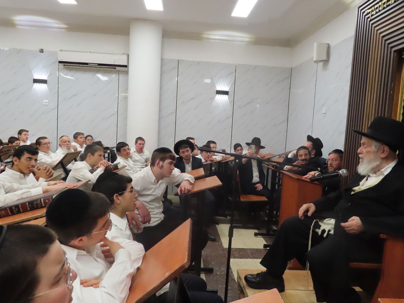 הילולת הגרי"ש אלישיב זצוק"ל אצל חתנו הגר"י זילברשטיין 