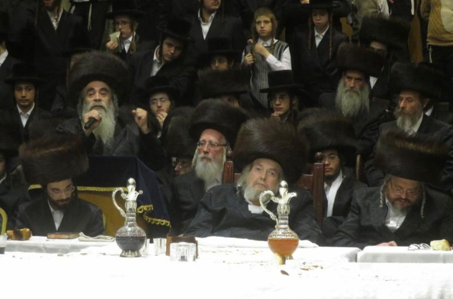 המנוח ז"ל נושא דברים במעמד האדמו"ר מבעלזא