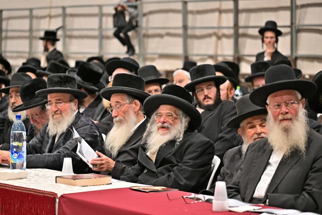 האדמו"ר מחוג חתם סופר במעמד