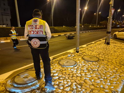"שכב בצד": צעיר בן 25 התנגש ברכב, איבד הכרה ופונה במצב קשה