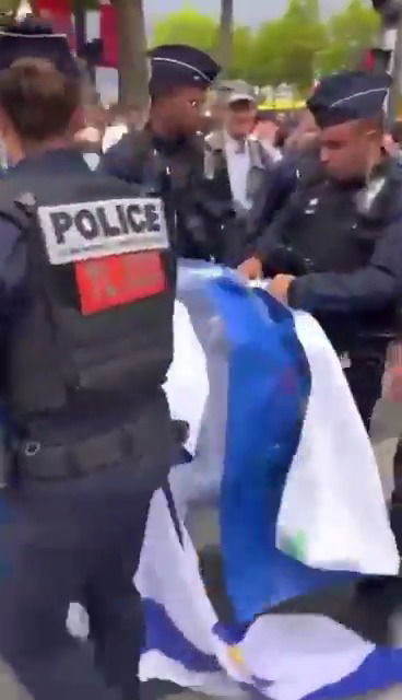 צרפת: כך הגיבו השוטרים הצרפתים מול השלט להחזרת החטופים