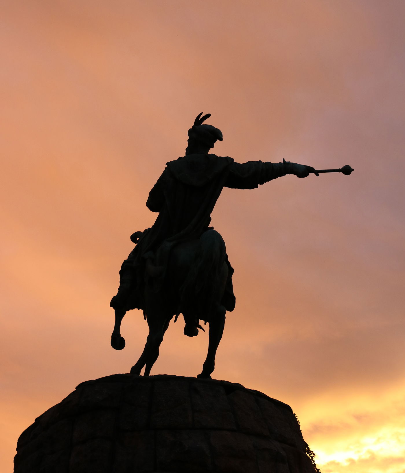 ידיו מלאים בדם - אבי הקוזאקים - אנדרטת חמלניצקי בלב קייב; היא הוצבה על ידי השלטון הרוסי ב-1888.