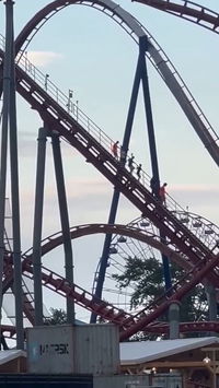 תיעוד מפחיד: רכבת ההרים התקלקלה בגובה עשרות מטרים - הנוסעים ירדו ברגל