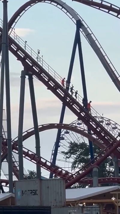 תיעוד מפחיד: רכבת ההרים התקלקלה בגובה עשרות מטרים - הנוסעים ירדו ברגל