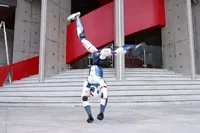 עם גמישות מפתיעה. הרובוט בזמן ביצוע ריקוד מורכב