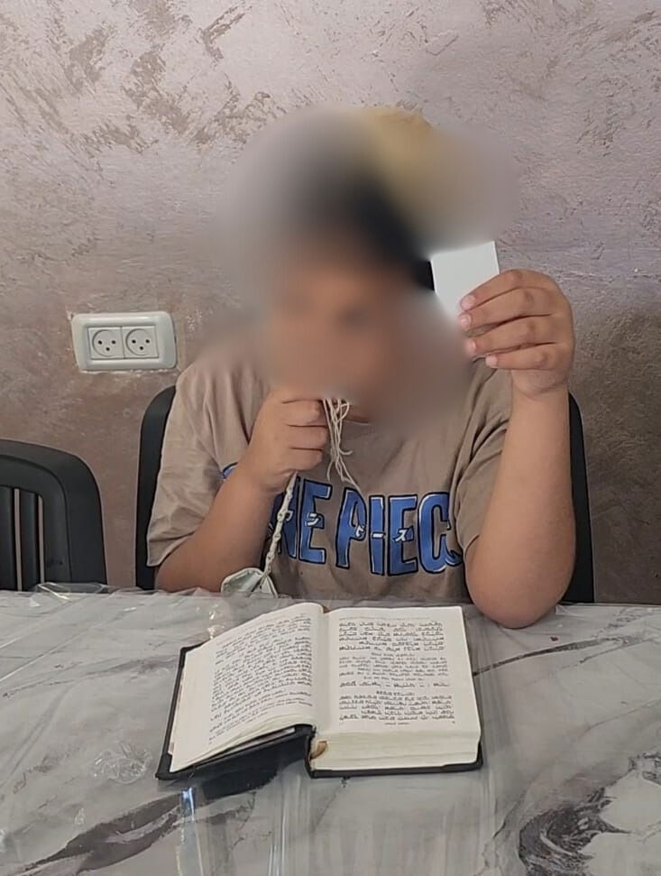 ילדי הקייטנה של יד לאחים בתפילה ובהתרגשות