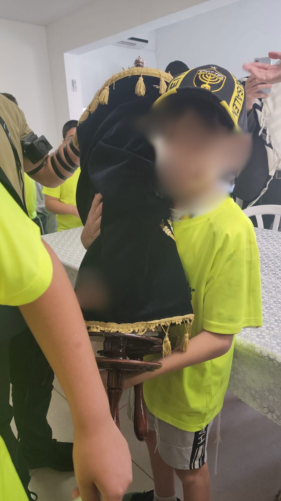 ילדי הקייטנה של יד לאחים בשמחה עם ספר התורה וריקוד של שמחה