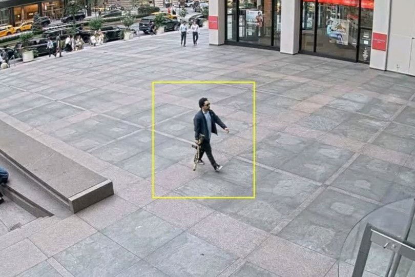 היורה עם נשק בכניסתו לבניין