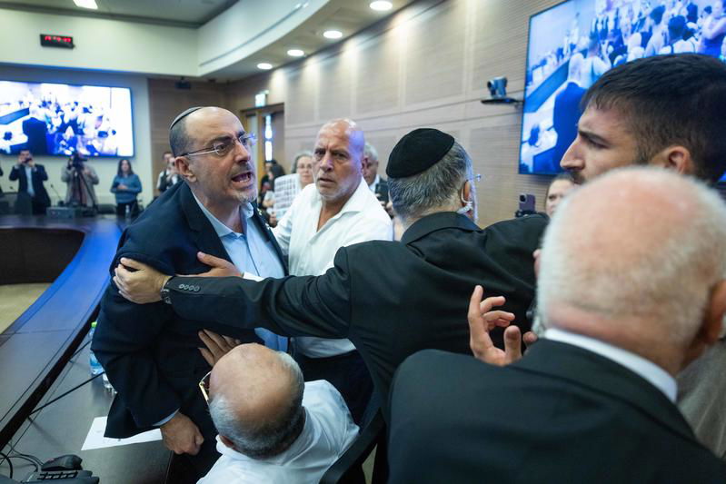 העימות בין ואטורי והיועץ