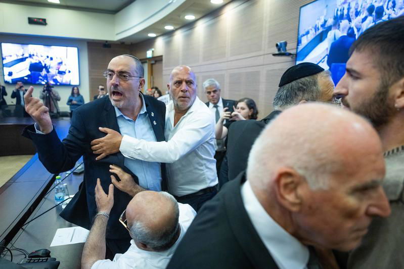 העימות בין ואטורי והיועץ