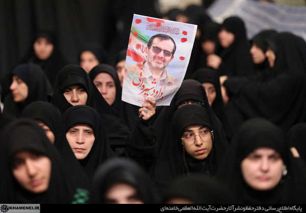 חמינאי במופע ניתוק: זה מה שאמר למשפחות באירוע 40 יום למלחמה