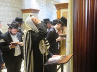 הגה"צ רבי אלימלך בידרמן באמירת תפילת יו"כ קטן בקבר רחל