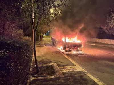 משאית לימוד נהיגה נפגעה קשה לאחר שעלתה באש