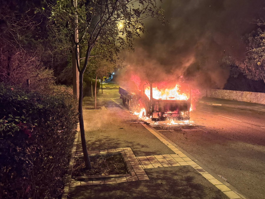 משאית לימוד נהיגה נפגעה קשה לאחר שעלתה באש