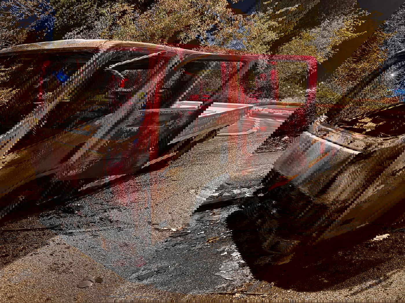 משאית לימוד נהיגה נפגעה קשה לאחר שעלתה באש