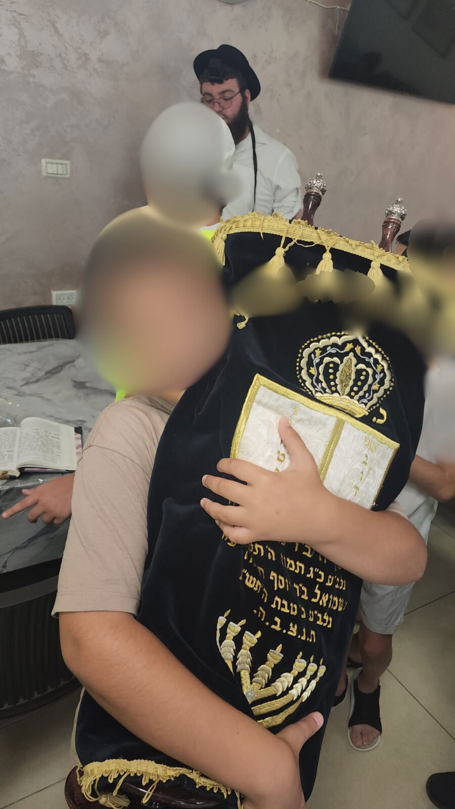 ילדי הקייטנה של יד לאחים בשמחה עם ספר התורה וריקוד של שמחה