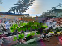 ילדי הקייטנה של יד לאחים לניצולי הכפרים הערביים עם חלק מהצוות