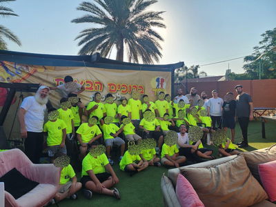 ילדי הקייטנה של יד לאחים לניצולי הכפרים הערביים עם חלק מהצוות