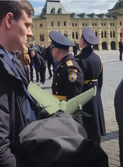 המאבטח של פוטין נושא את הרחפן 