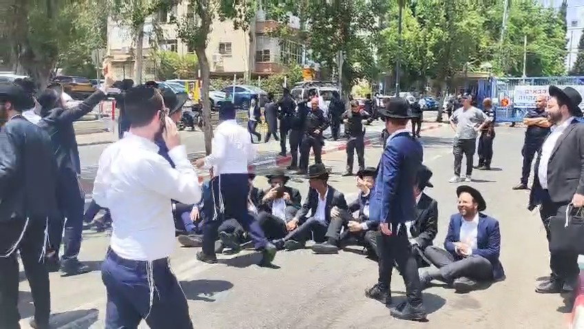 מפגינים נגד המעצר בפתח תקווה