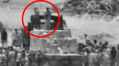 צה״ל חושף תיעוד: כך מחבלי חמאס חמושים בוזזים את הסיוע ההומניטרי