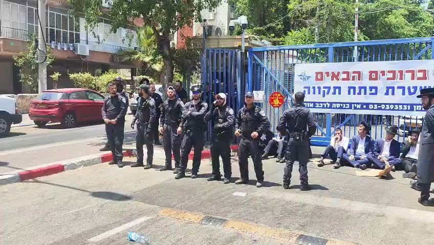 שוטרי יס"מ מול הבחורים בהפגנה