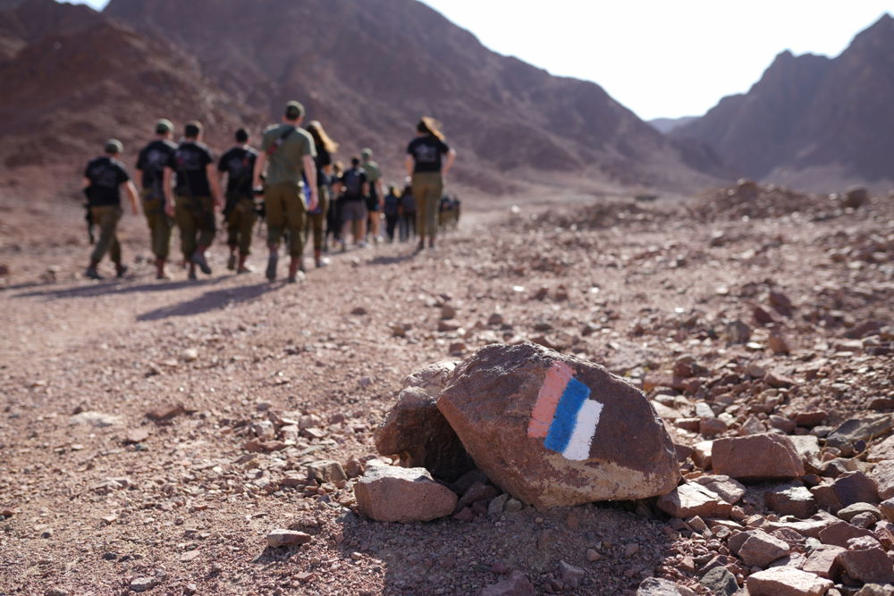 הסימון בשלושה צבעים מופיע על אבנים, שלטים וחפצים שונים לאורך המסלול