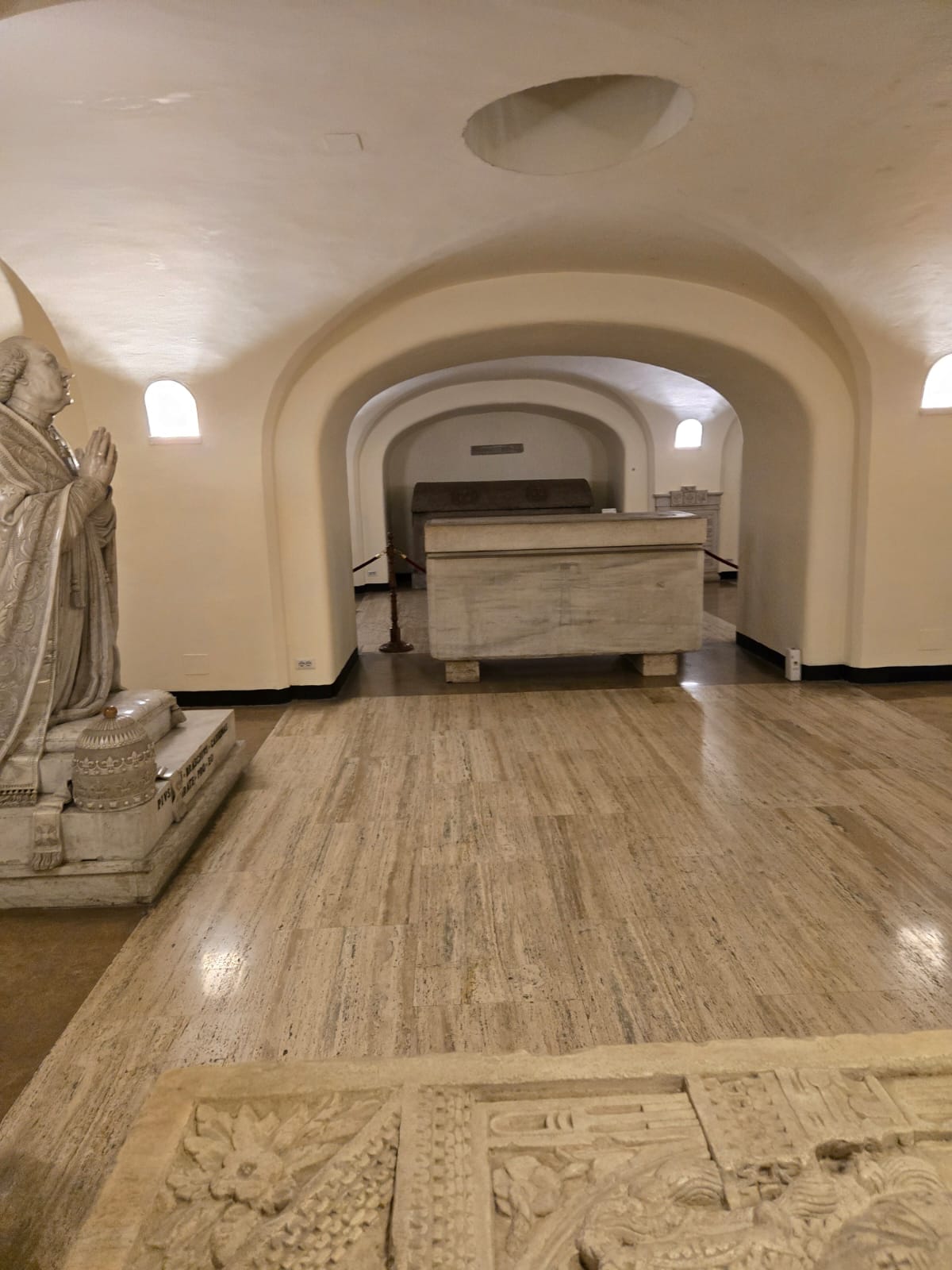 תיעוד נדיר של ידידי יעקב אלט בקומה מינוס 1 מעל מרתף הוותיקן בו לפי המקורות מצויים כלי המקדש