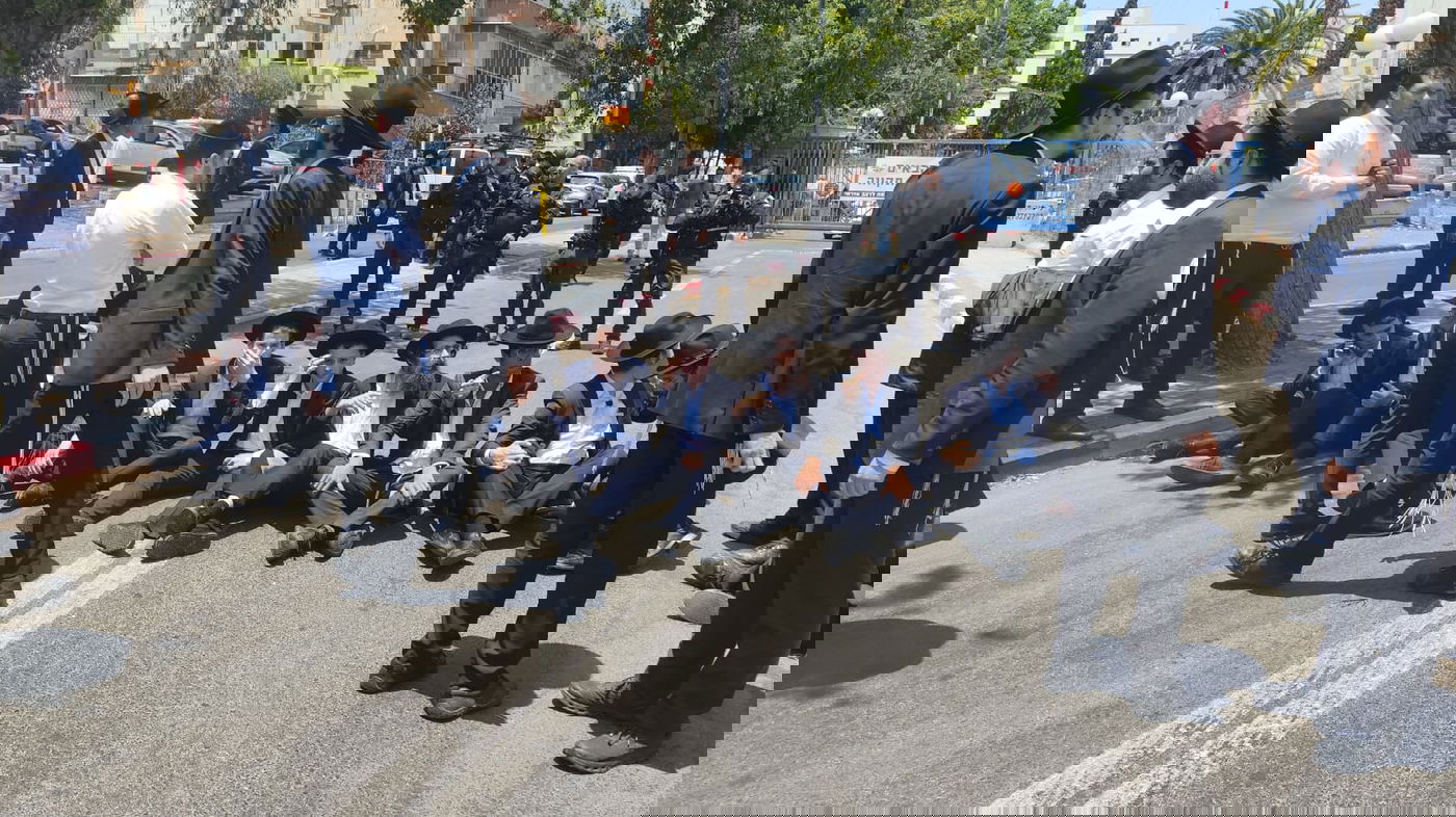 ליד תחנת המשטרה בפתח תקווה: עימותים והפגנה סוערת בעקבות מעצר תלמיד ישיבה