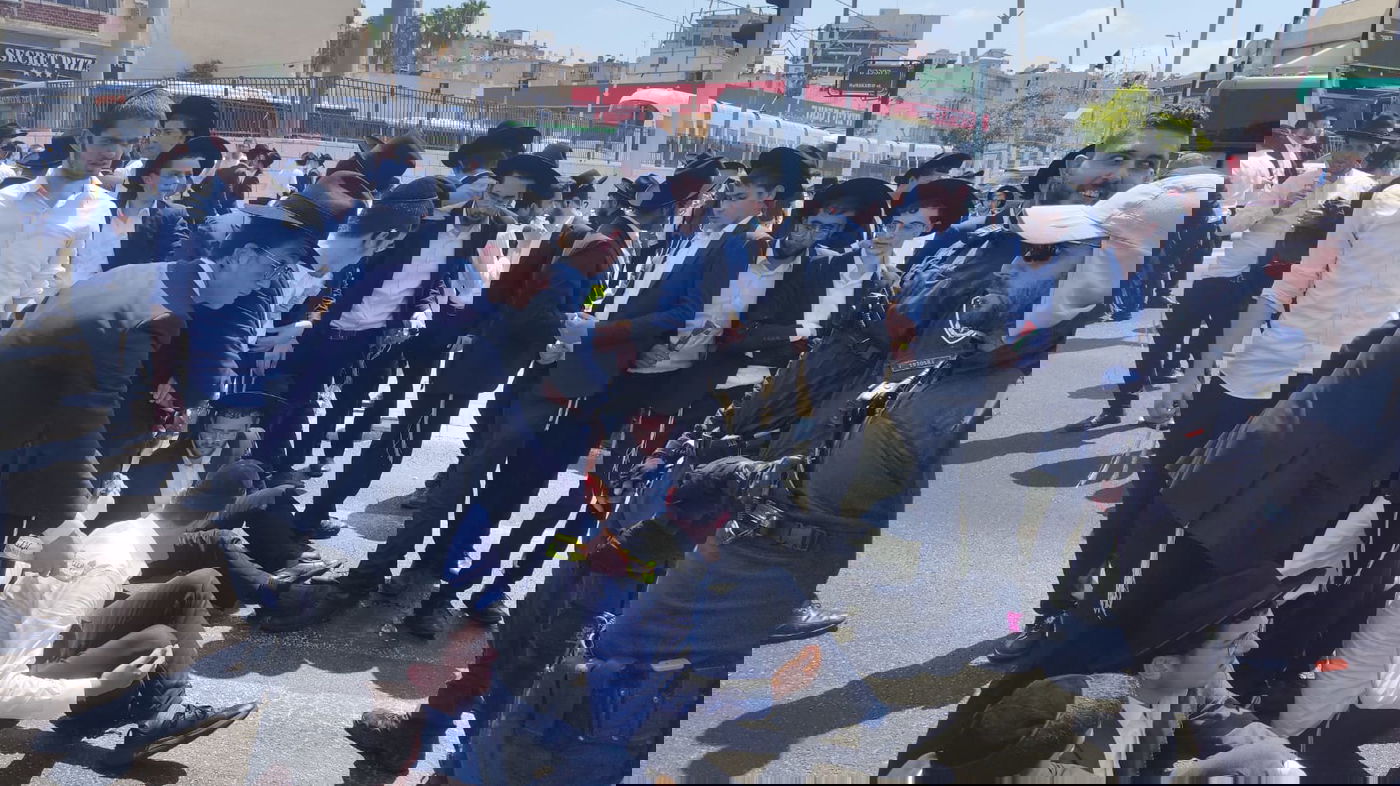 ליד תחנת המשטרה בפתח תקווה: עימותים והפגנה סוערת בעקבות מעצר תלמיד ישיבה