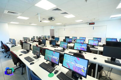 המהפכה החלה כאשר המכללה למינהל יצרה מסלולי לימודים לגברים ולנשים, בהתאמה, תוך כדי המשך בחיים – על כל המשתמע מכך