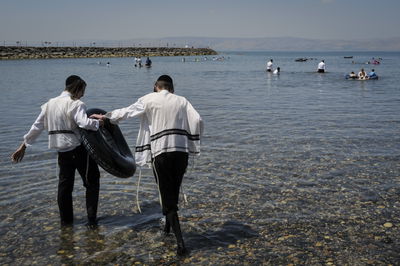 חרדים בחוף הים | אילוסטרציה