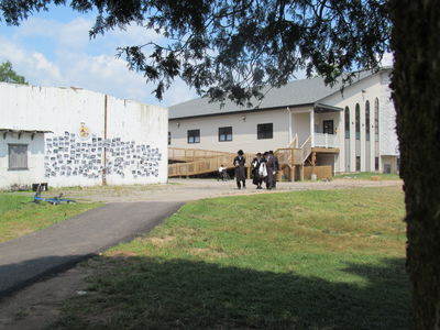 האדמו"ר מפאפא במחנה פאפא בקאנטרי