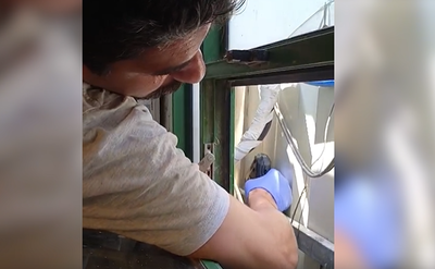 צפו בתיעוד: כך חשפו הבלשים נשק באדן חלון של דירה | החשוד נעצר