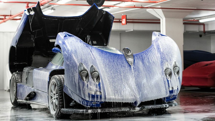 רכב יוקרה באחד ממכוני שטיפת הרכב של סהוטה