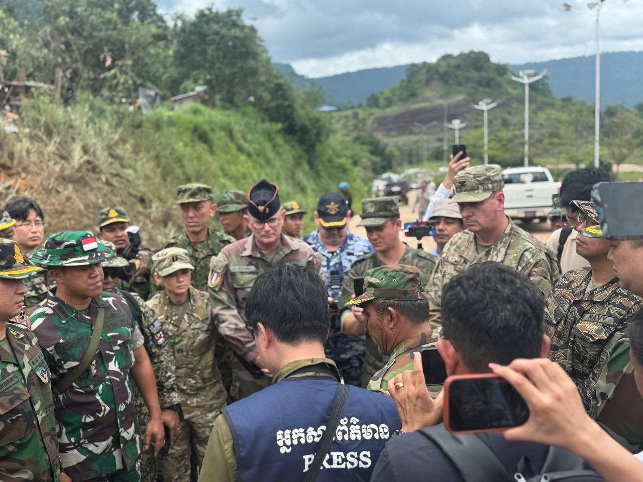 חיילים קמבודים וזרים בגבול אחרי הפסקת האש
