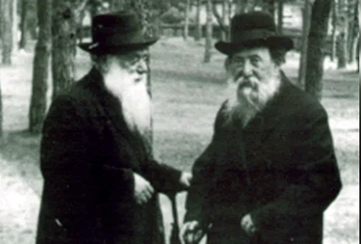 הרב חיים עוזר גרודזנסקי (מימין) משוחח עם הרב שמעון שקופ זצ"ל