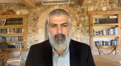 צבי יחזקאלי בפינה על פרשת דברים • צפו