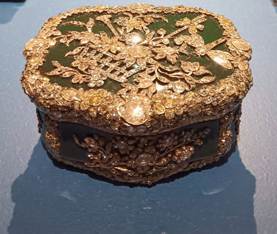 "משובץ אלפי יהלומים". קופסת הטבק של בית המלוכה