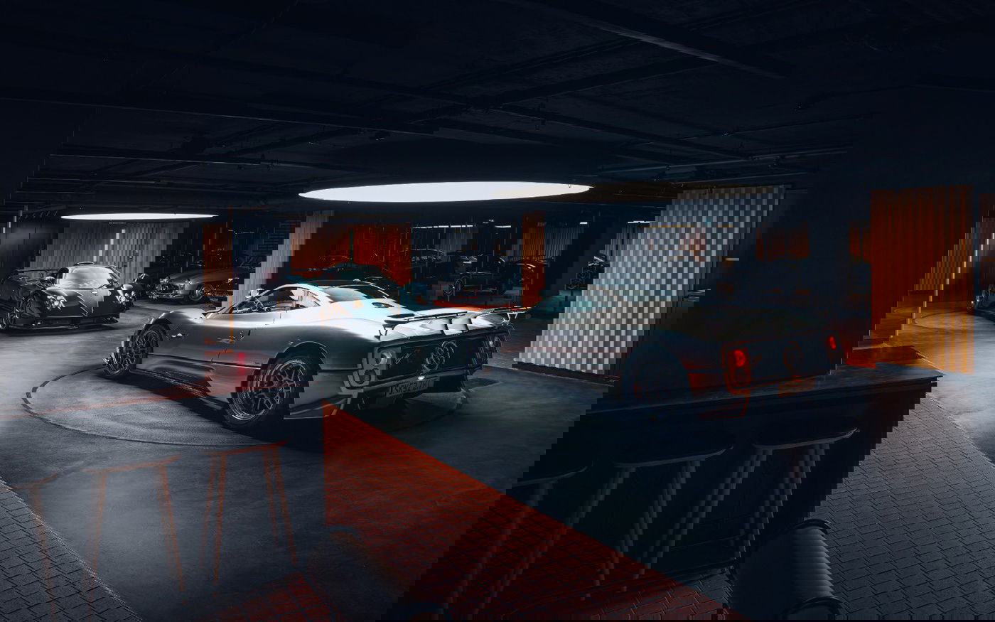 אוסף רכבים מהיקרים בעולם, המכיל בין היתר שני רכבי פאגאני, אותו טהוטה התבקש לנקות באופן יסודי